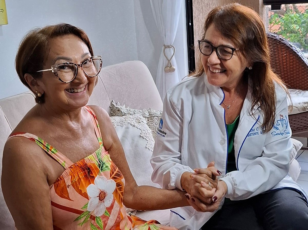 Cuidadora de idosos da Real Cuidados acolhendo com carinho e atenção no ambiente domiciliar